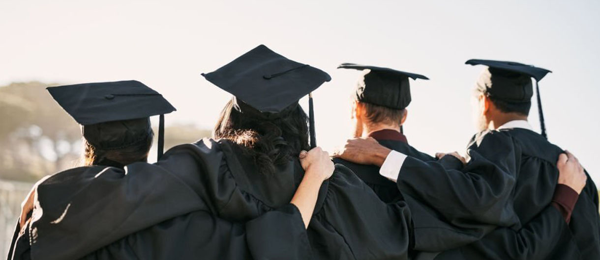 Complementos para fiestas de graduados, birretes, tunicas